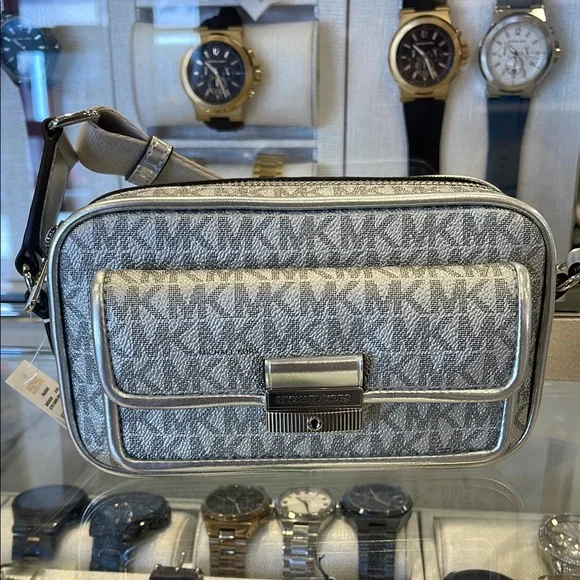 Michael Kors Bradshaw Extra-Sm Metallic Signature Logo Camera Crossbody
Silver - Picture 2 of 16